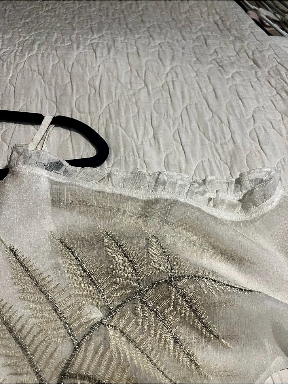 Gimmicks Embroidered Ruffle Blouse in White Size Medium - Picture 5 of 8